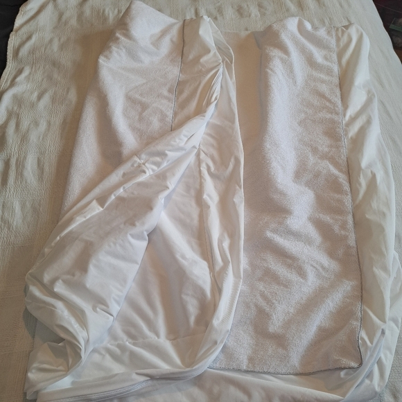 Mattress cover twin XL, white full coverage envelope style, zippers closed - Picture 1 of 5